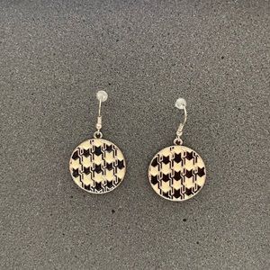 Black & white earrings. Used/ good conditions